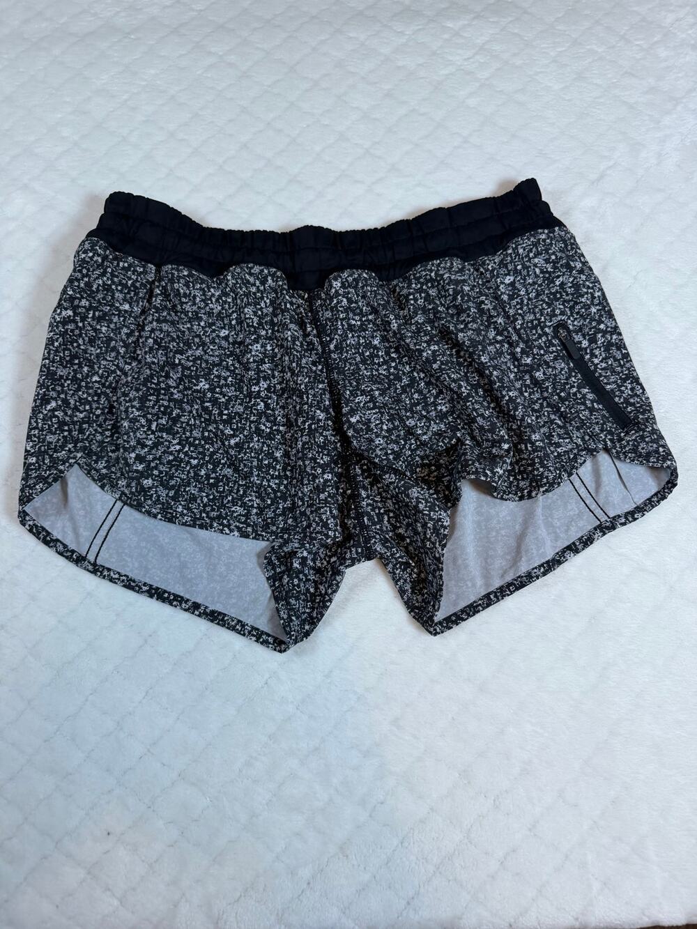 Lululemon Tracker IV athletic shorts White Black Size 8 Excellent condition